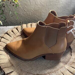 Universal Thread ankle boots nwt sz 8. Light brown soft leather type material.